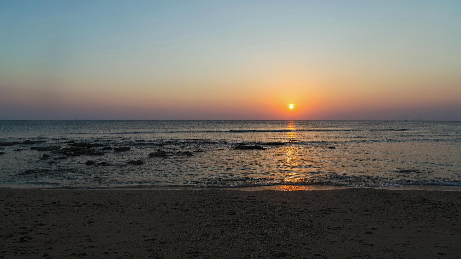 Die Sonne geht über der Küste von Koh Lanta unter