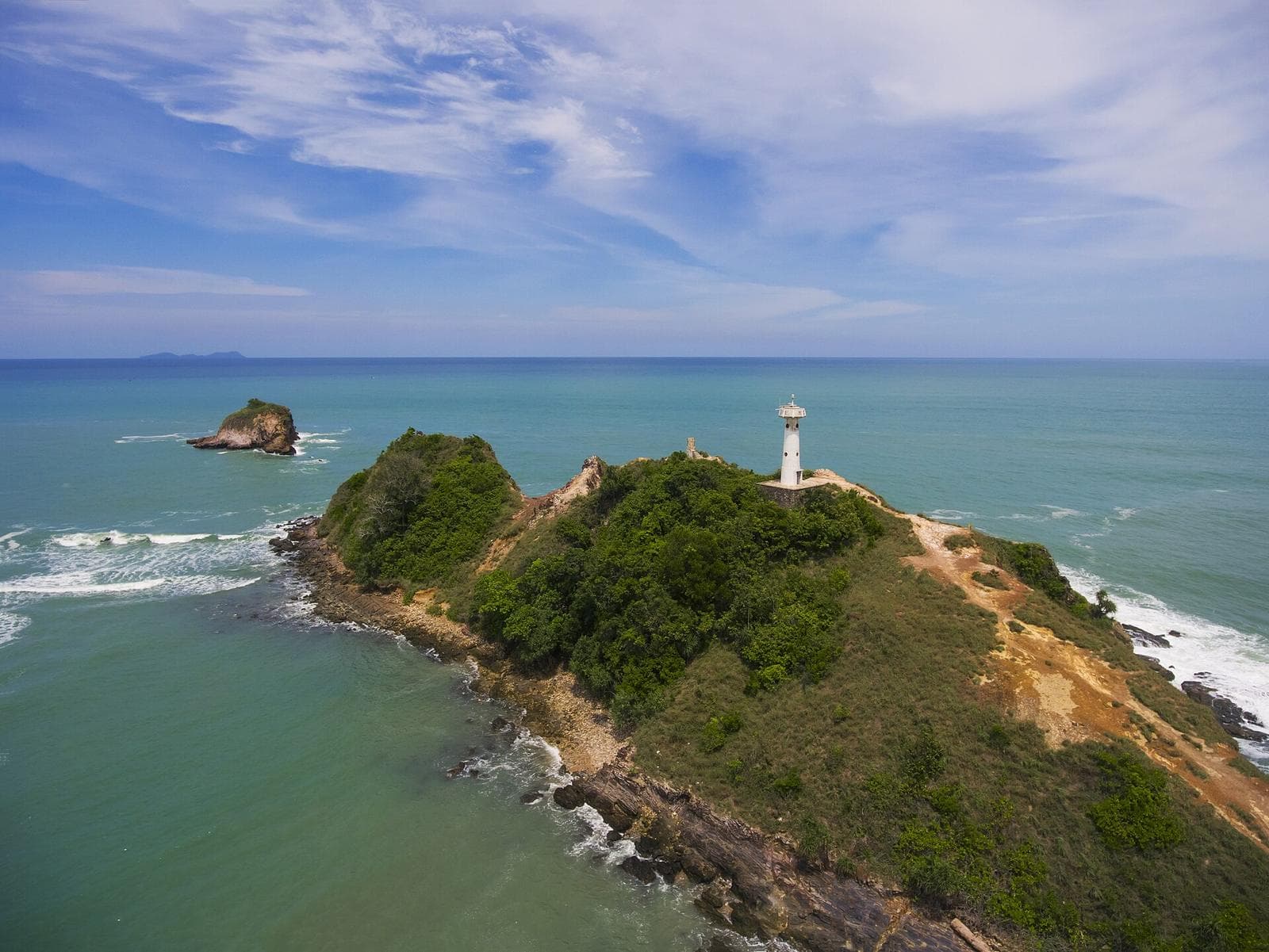 Felsige Küste des Mu-Ko-Lanta-Nationalparks unterhalb des Leuchtturms Laem Tanod